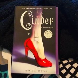 Cinder: The Lunar Chronicles